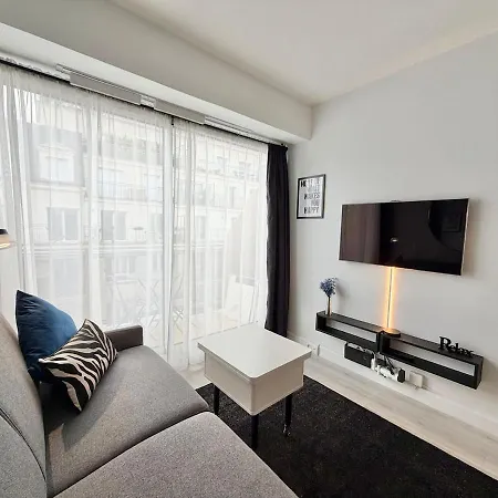 Charming Studette With Balcony Paris La Defense アパート