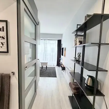 Charming Studette With Balcony Paris La Defense アパート